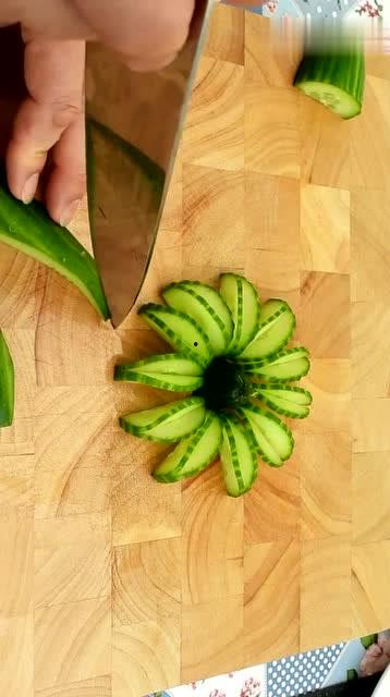 老婆喜欢花式吃瓜,老婆的美食新体验