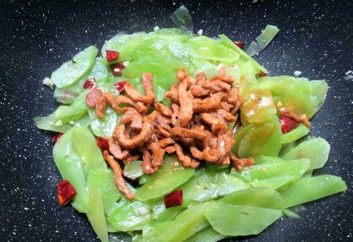 男网红给老公炒莴笋,跟随男网红学做家常美味