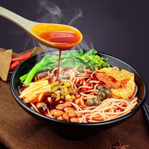 广西螺蛳粉网红阿婆图片,网红美食背后的温馨故事