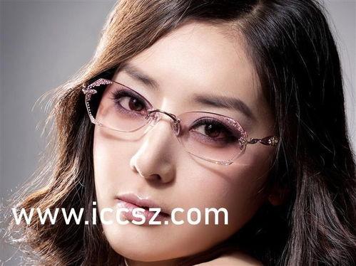 河北戴眼镜吃瓜,趣味横生的夏日生活剪影