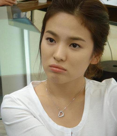 韩国明星宋慧乔简历,从青涩校园到国际巨星，她的演艺生涯回顾